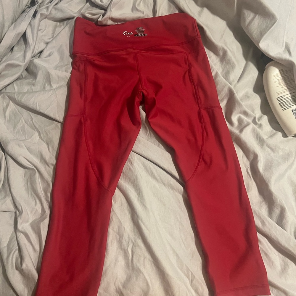 Vibrant Red Athletic Leggings for Everyday Comfort